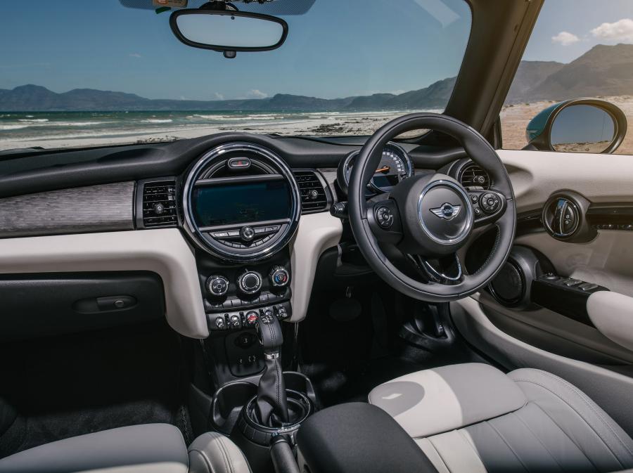  Mini Cooper Cabrio 2016 года  (ZA) (фото 7 из 23)